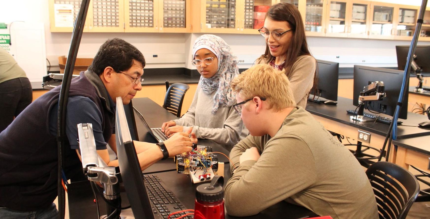 学生在微型实习中使用arduino计算机