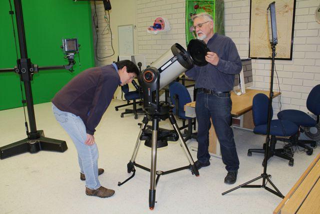 Eric Bosler向Lawrence Yee展示用于望远镜摄影的STEMART设备